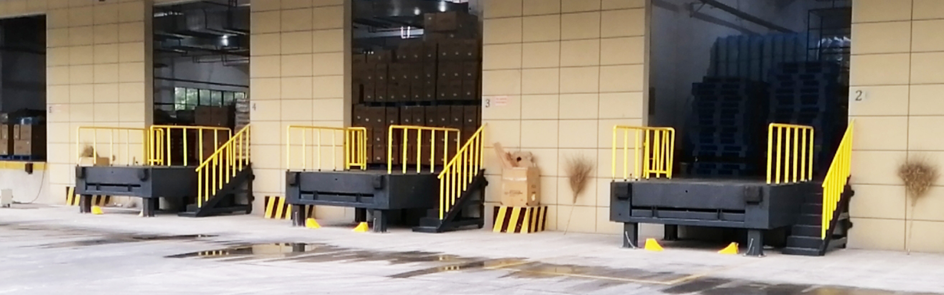 External dock house installed outside warehouse